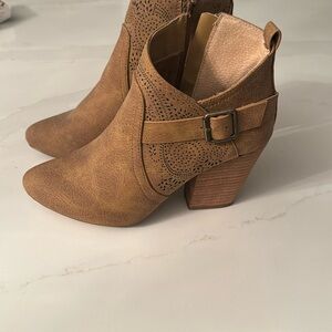 New without box Very G tan ankle booties